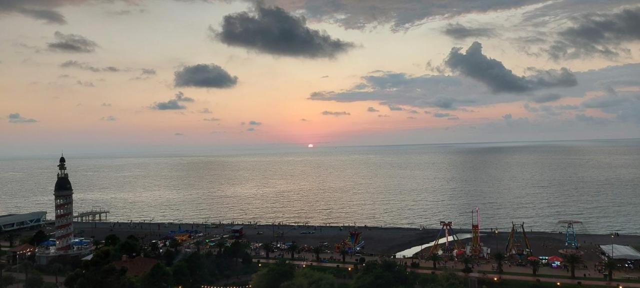 E&S Apartment - Sunset & Sea View Batumi Eksteriør bilde