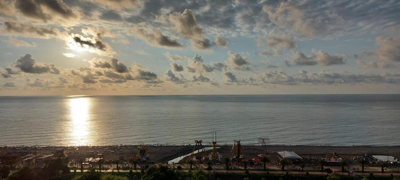 E&S Apartment - Sunset & Sea View Batumi Eksteriør bilde