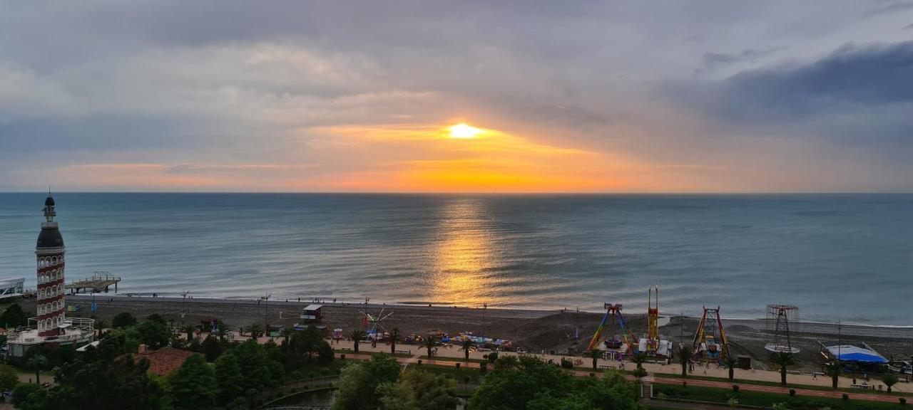 E&S Apartment - Sunset & Sea View Batumi Eksteriør bilde